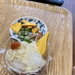 梅干し冷やし野菜うどん